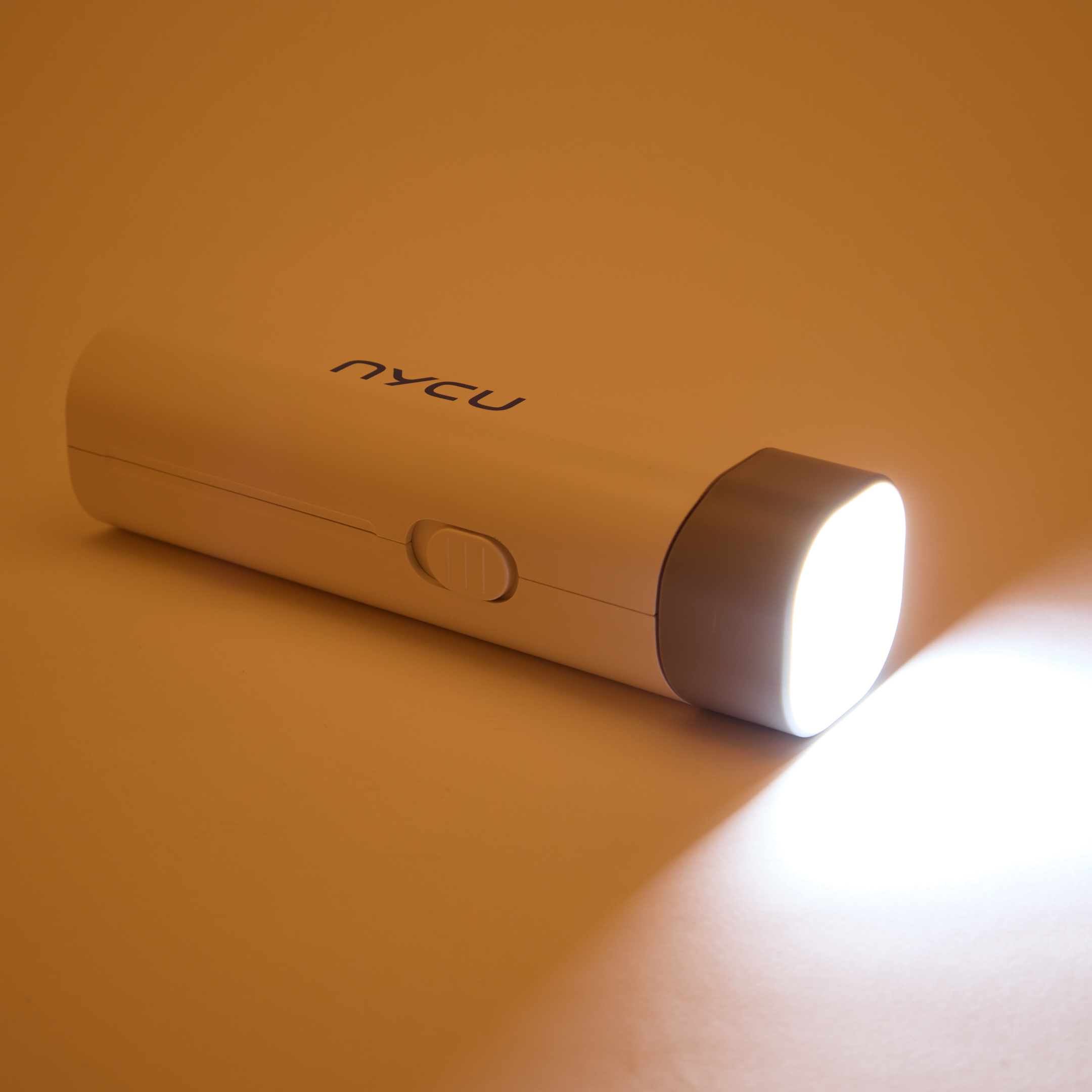 【麗文校園書局】NYCU LED多功能手電筒護眼檯燈_LED Multi-Functional Flashlight & Desk Lamp