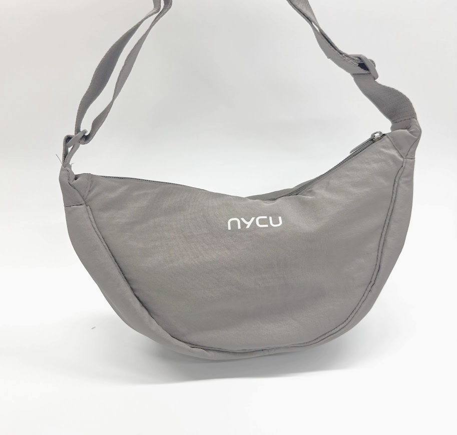 【麗文校園書局】NYCU 弧型迷你肩背包_NYCU Curved Shoulder Bag