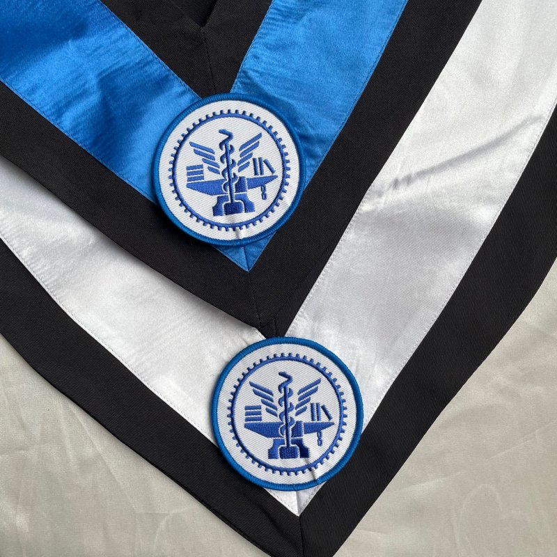 【Colaz酷樂網】NYCU電繡校徽畢業領巾_白色／Embroidered Logo Hood_White