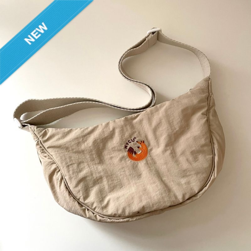 【Colaz酷樂網】NYCU電繡狐狸皺皺弧形肩背包_卡其／Round Mini Shoulder Bag