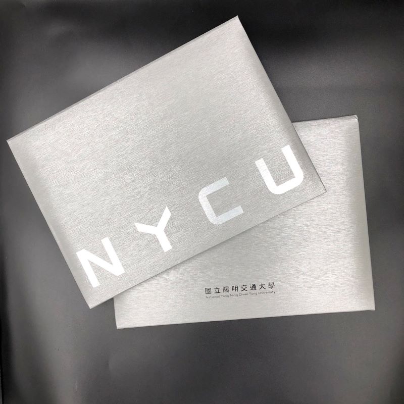 【麗文校園書局】NYCU銀色橫式證書夾