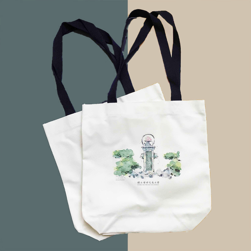 【Colaz酷樂網】NYCU校園插畫棉布手提袋_飲水思源碑／School Scenery Cotton Tote Bag_Monument
