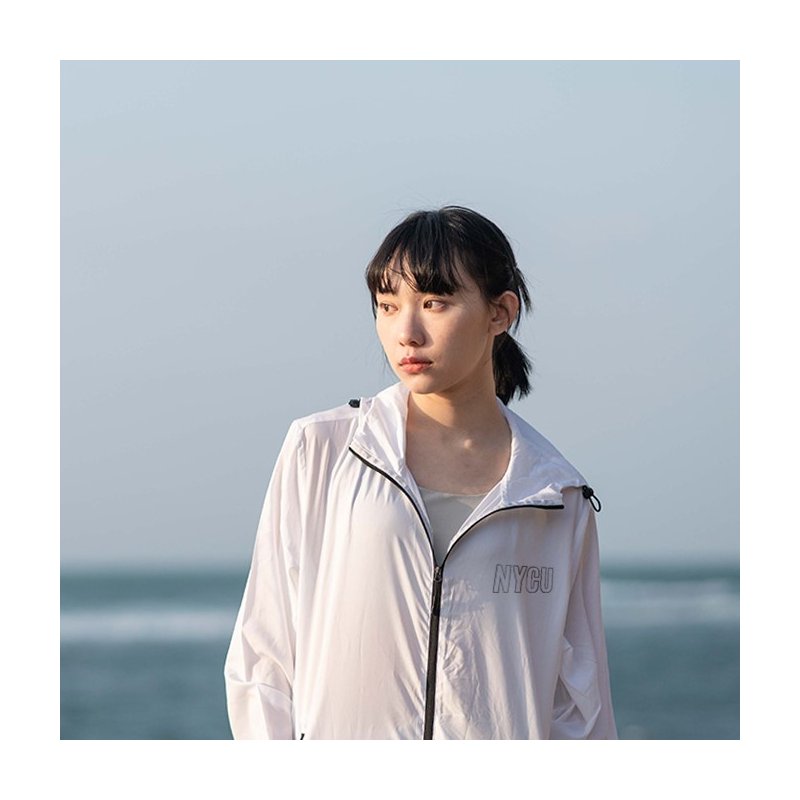 【Colaz酷樂網】NYCU輕量機能防潑水風衣外套_白／Logo Windbreaker _White