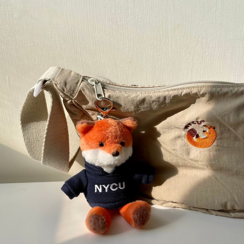 【Colaz酷樂網】NYCU自己穿X電繡帽T小狐狸掛飾鑰匙圈／Fox Plush Keyring _Beige