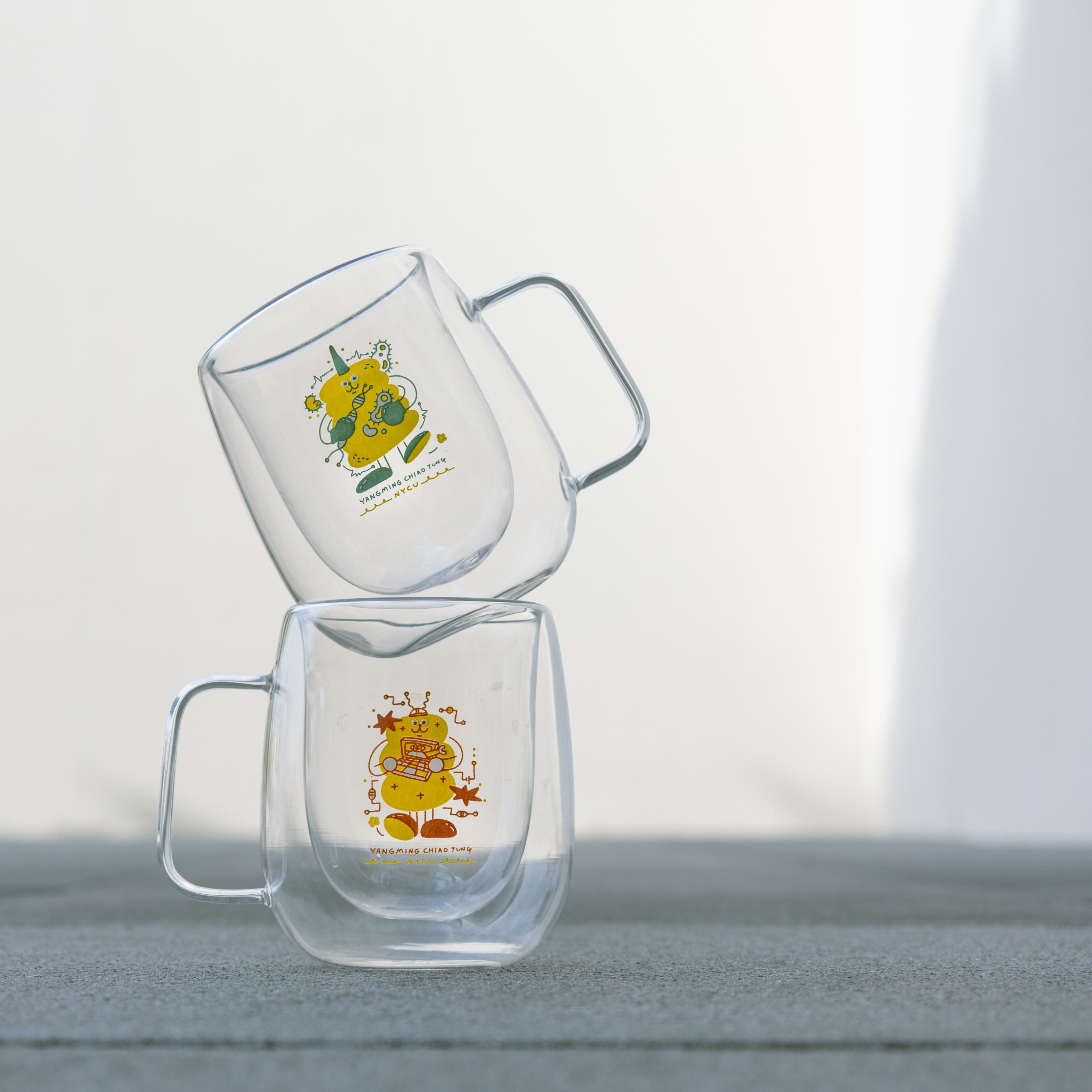 【麗文校園書局】NYCU 黃色好朋友－對對雙層玻璃馬克杯_NYCU A Pair of Yellow Friends’ Mug