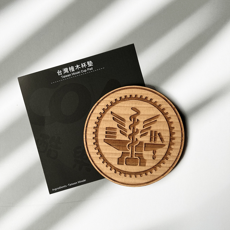 【Colaz酷樂網】NYCU校徽檜木杯墊／Logo Wooden Coasters